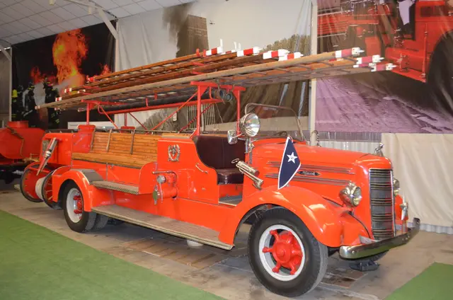 Mack carro bomba antiguo (anos 30-40) rojo
