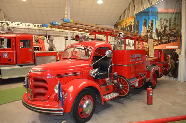 REO Speed Wagon carro bomba 1941 rojo