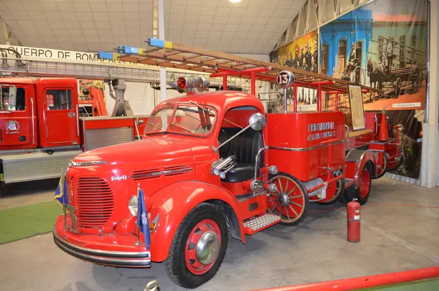 REO Speed Wagon carro bomba 1941 rojo