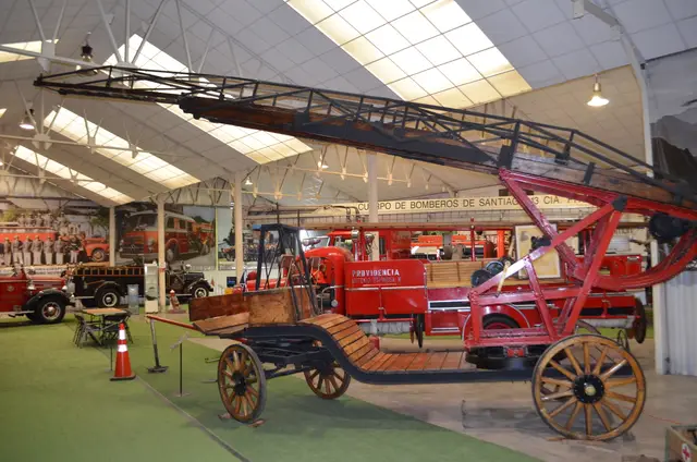 Carro escala de bomberos tirado por caballos (carro escalera antiguo)