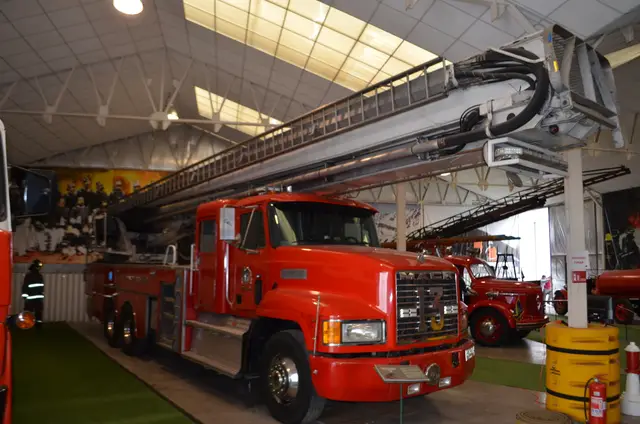 Mack CH613 carro bomba con escala aerea 1994 (Compania 13)