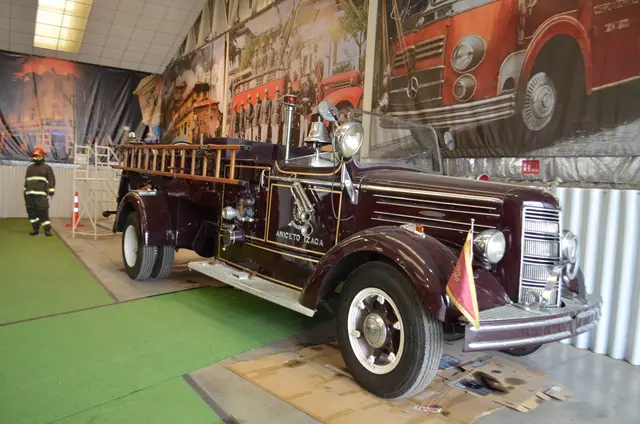 Carro bomba clasico burdeo 'Aniceto Izaga' (anos 40, sin ID clara)