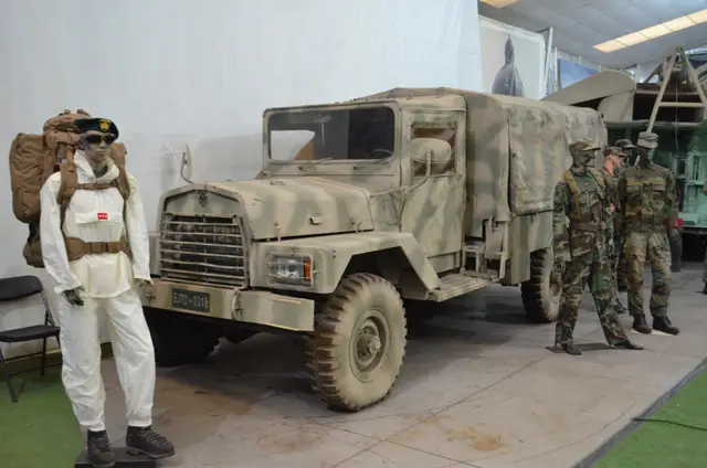 Camión militar de transporte, tono arena (tentativo: Commander 1985)