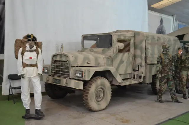 Camion militar de carga 4x4 camuflado (patente EJTO 0318)