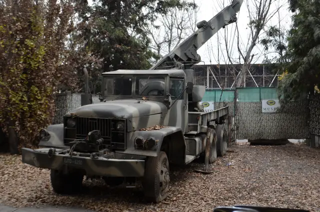 Camion grua militar REO M543 1966 (camuflado, patente EJTO 0250)