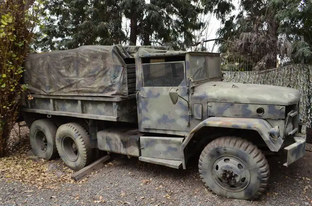 Camion militar de carga 6x6 camuflado (tipo REO M35)