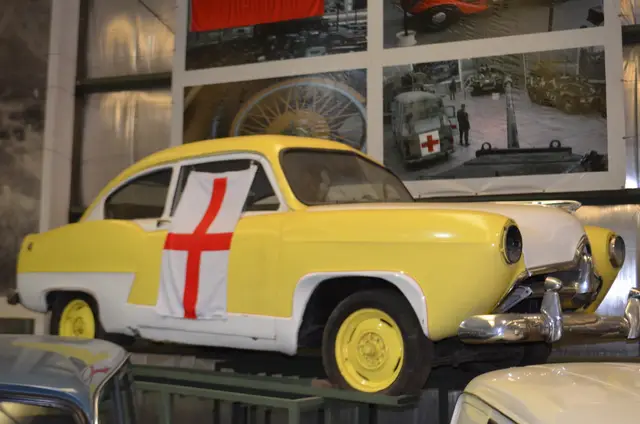 Compacto fastback amarillo y blanco anos 50 (probable Henry J / Henry Junior)