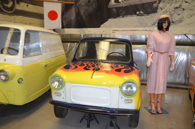Vespa 400 (Vespa Tipe) 1960, con llamas de fuego pintadas en el capo