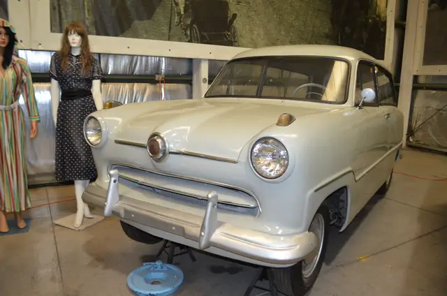 Ford Taunus 12M (aprox. 1954), crema, dos puertas (emblema globo 'Weltkugel' en el capo)