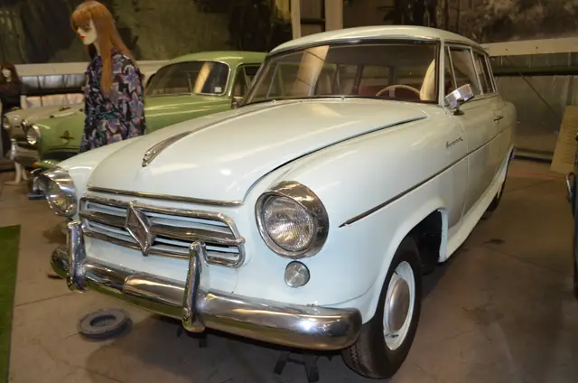 Borgward Isabella 1960, celeste (script 'Isabella' en el capo, rombo Borgward en la parrilla)