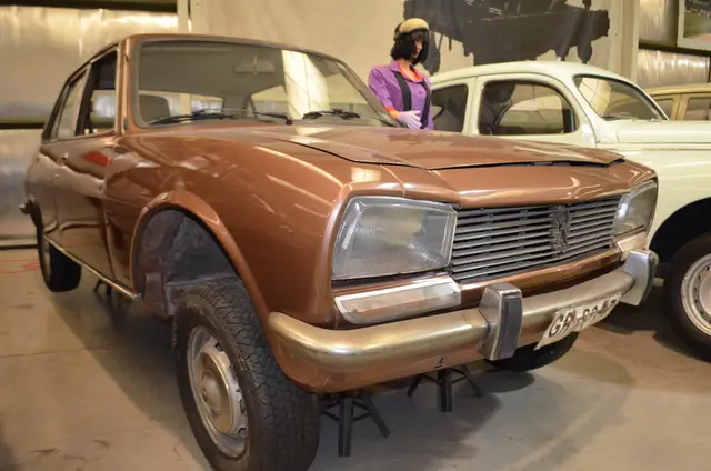 Peugeot 504 Coupe 1981, cafe/bronce