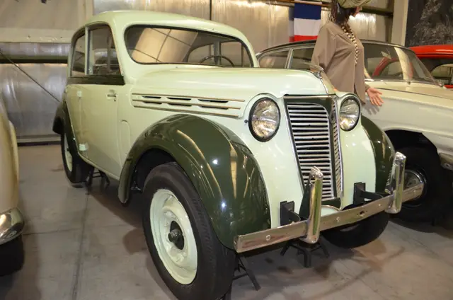 Renault Juvaquatre 1947, bicolor verde claro / verde oscuro