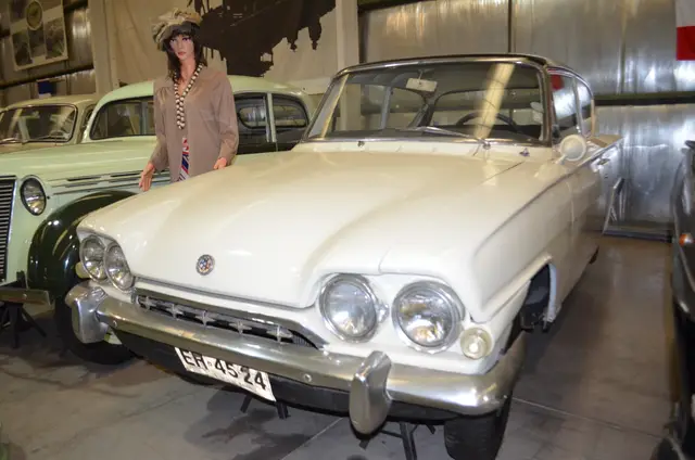 Ford Consul Classic 315 (aprox. 1962), crema, cuatro faros