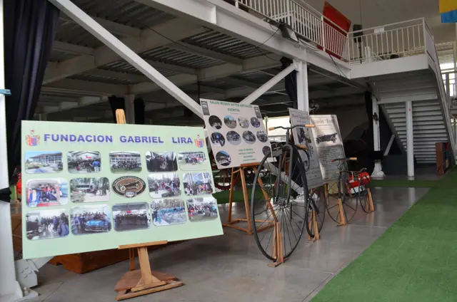 Bicicletas penny-farthing (rueda alta) en atriles