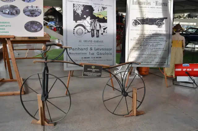 Réplicas de bicicleta antigua (draisiana '1820' y velocípedo)