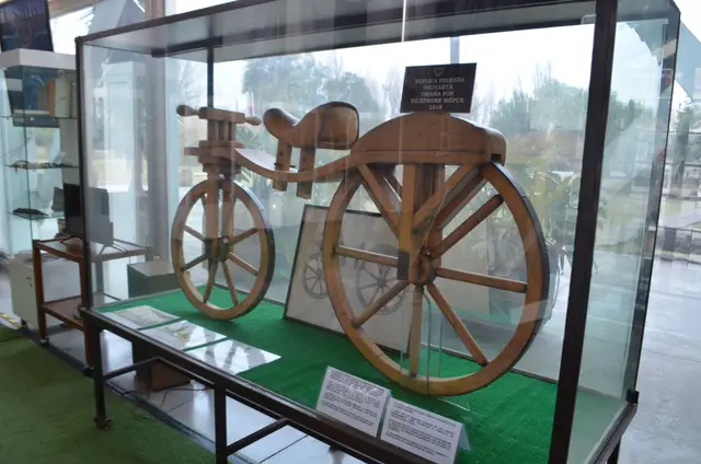 Réplica de la primera bicicleta de Nicéphore Niépce (velocípedo de madera 1818) en vitrina