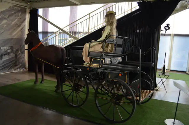 Carruaje negro de 4 ruedas (coche de caballos) con caballo de utilería y maniquí conductor