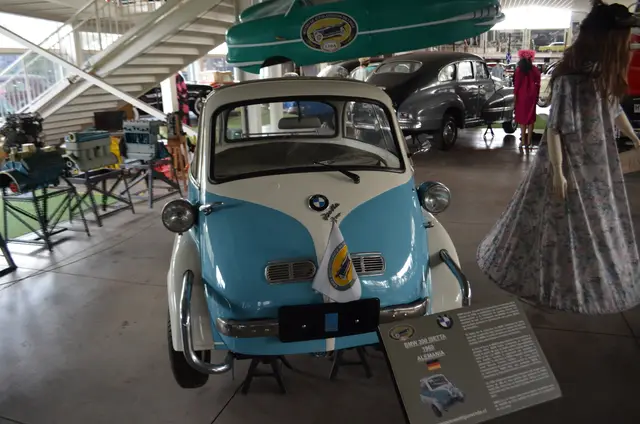 BMW Isetta 300 1960 celeste y blanco