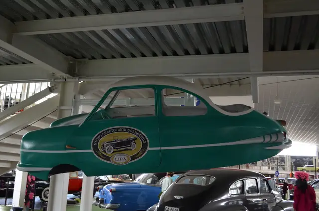 Microcoche verde aerodinamico (tipo Fuldamobil), carroceria colgada