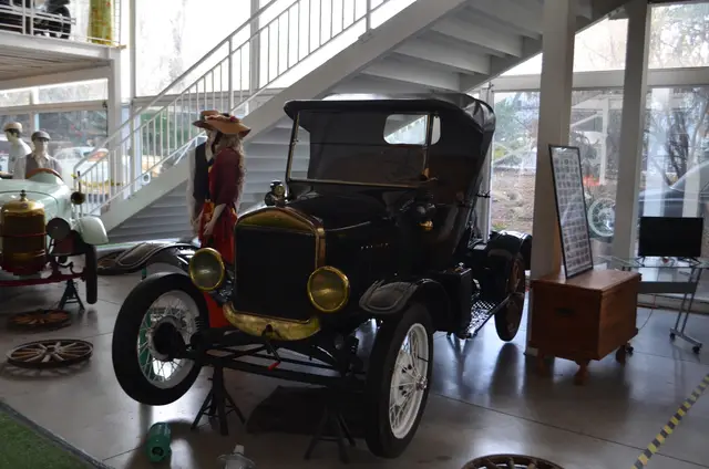 Ford Model T Runabout negro (brass era)