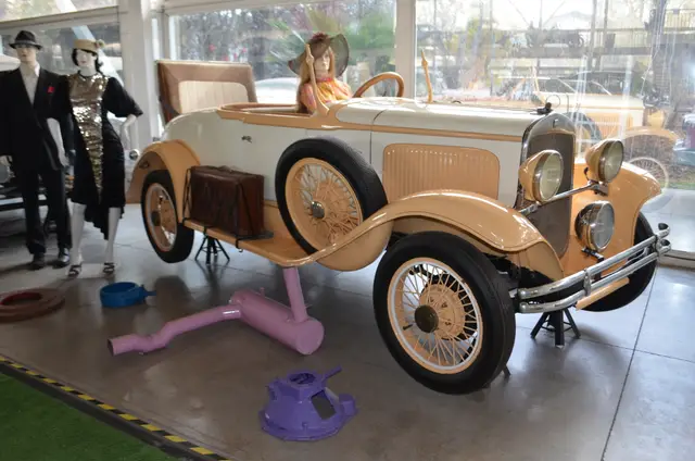 Roadster descapotable dos tonos crema/tan, fines de los anos 20 / inicios 30
