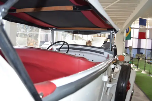 Interior del Nash descapotable 1928 (tapiz rojo, volante, tablero)