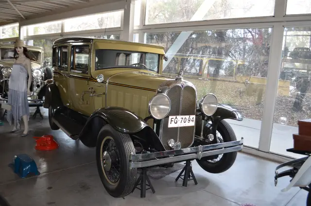 Oakland AA 6 Sedan 1931 (verde oliva)