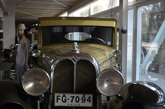 Oakland AA 6 Sedan 1931 (verde oliva), frontal