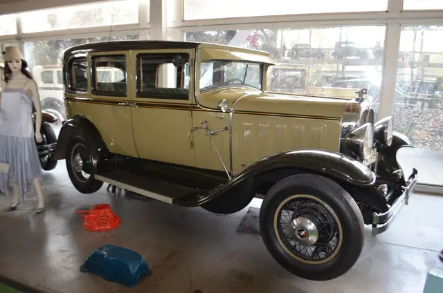 Oakland AA 6 Sedan 1931 (verde oliva), 3/4 lateral