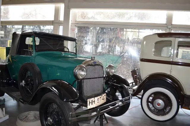 Ford Modelo A 1929 (verde, capota negra)
