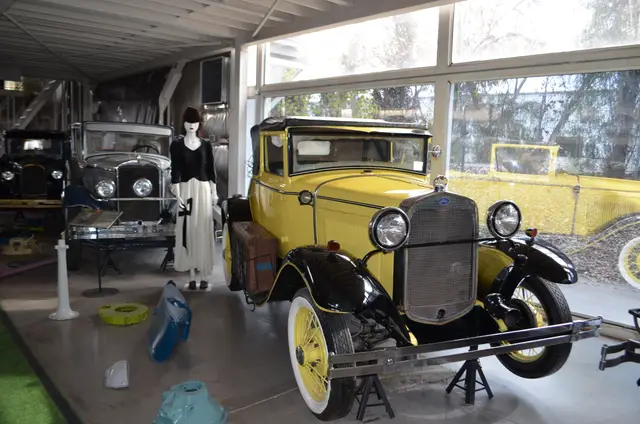 Ford A Coupe 1930 amarillo-negro