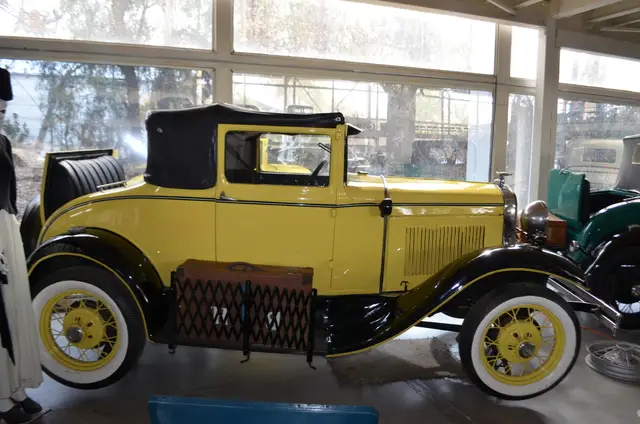 Ford A Coupe 1930 amarillo-negro