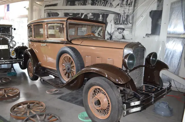 Marmon 4 puertas 1926 cafe claro y oscuro (tentativo)