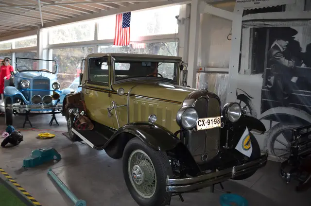 cupe-cabriolet verde oliva/mostaza ~1930, patente CX-9198 (sin identificar)