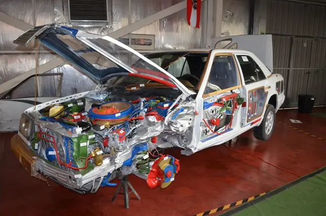 Sedan Ford grande anos 80 (corte didactico), blanco con moldura dorada