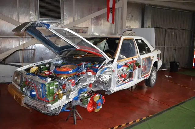 Sedan Ford grande anos 80 (corte didactico), blanco con moldura dorada