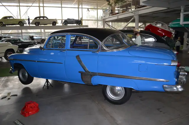 Oldsmobile Sedan 1952 azul-negro