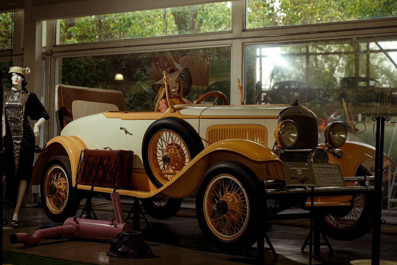 Plymouth Coupe 1929, crema, en el Salón Principal