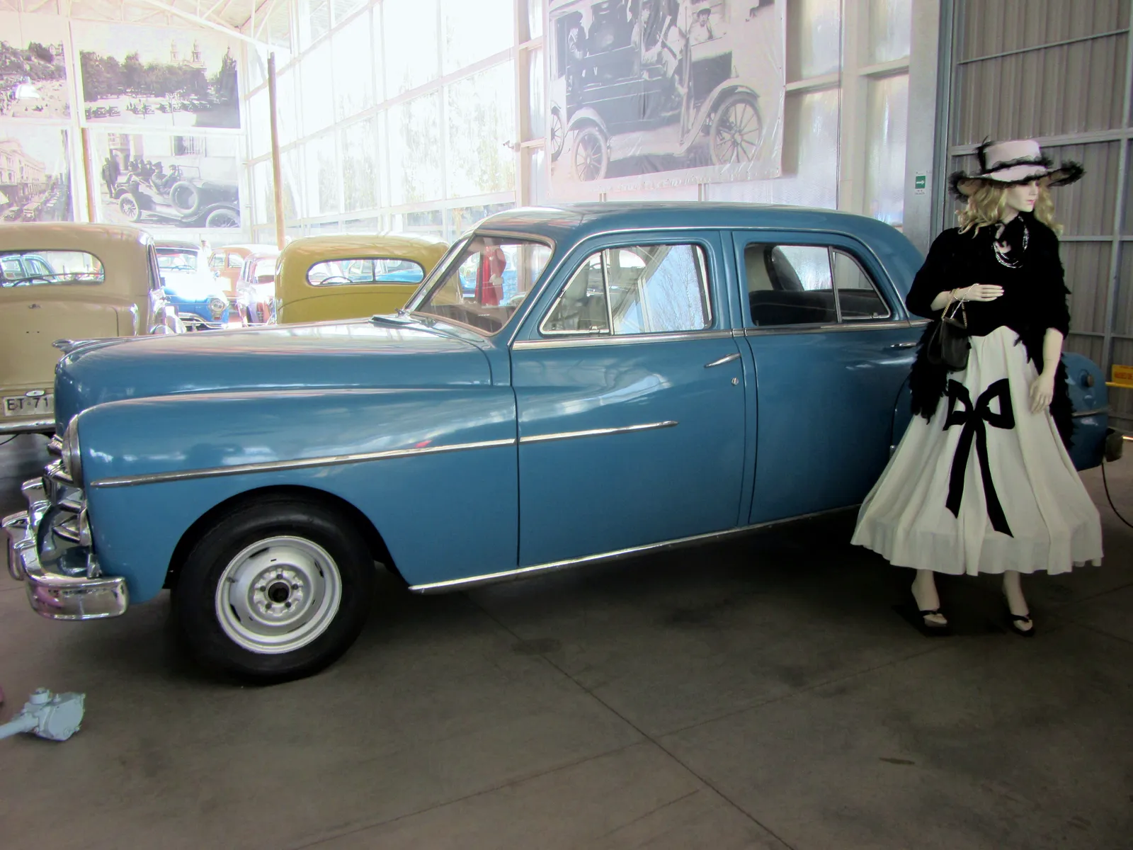 Dodge Sedan 1949, azul, con maniquí de época