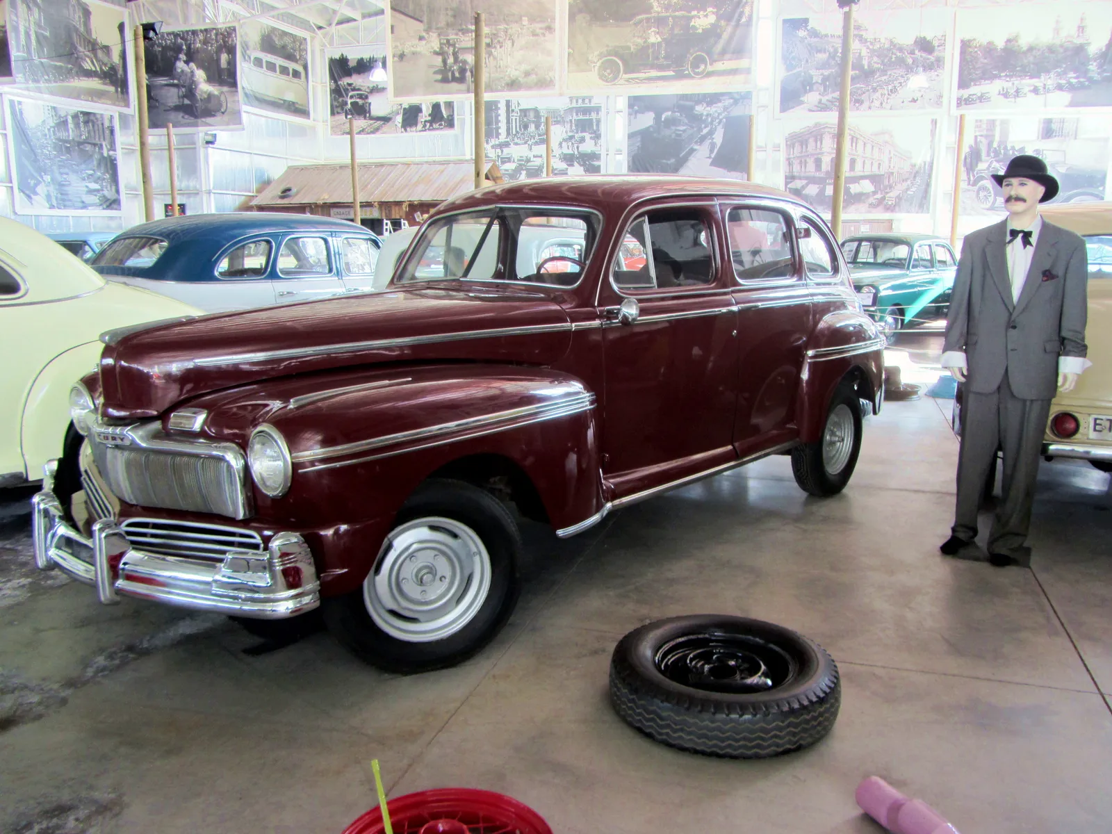 Mercury Eight 1947, burdeo